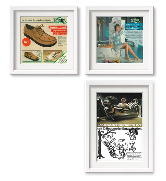 Drei gerahmte Poster: Zwei zeigen Vintage-Schuhwerbung, eines eine Hängematte mit historischem Text.