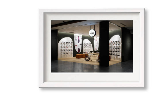 Innenansicht einer modernen Schuhboutique mit zahlreichen ausgestellten Schuhen und stilvollem, modernen Design.