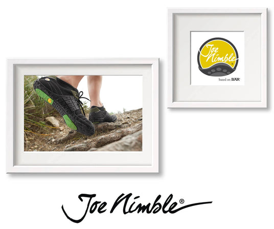 Nahaufnahme eines Wanderers in Joe Nimble-Schuhen auf unebenem Gelände