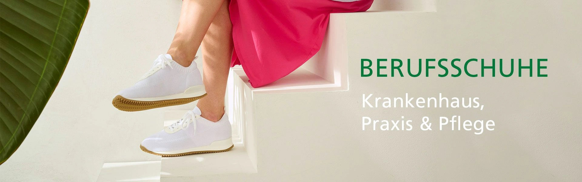 Werbebild für Damen-Berufsschuhe: Eine Frau in einem pinken Kleid trägt weiße Sneaker und sitzt auf weißen Stufen. Rechts steht der Text ‚Berufsschuhe – Krankenhaus, Praxis & Pflege‘.