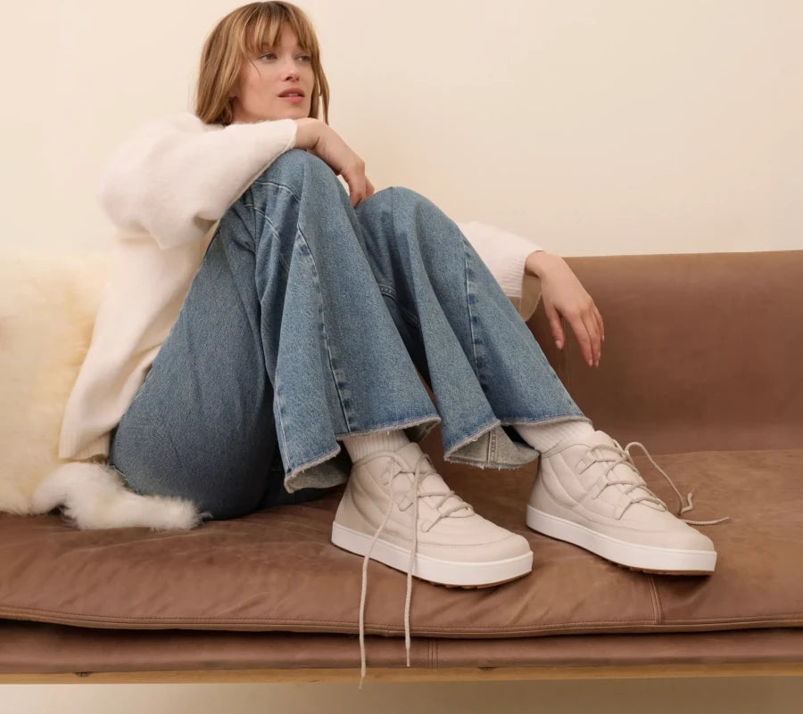 Model mit BÄR Schuhen auf dem Sofa