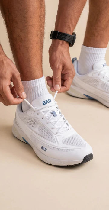 Man mit weißen BÄR Sportschuhen