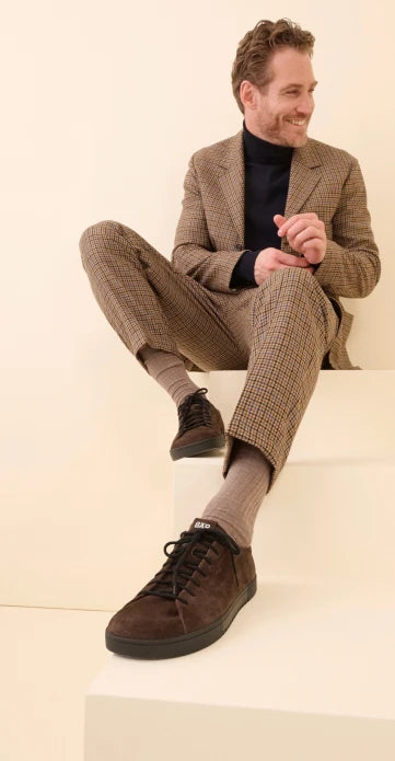 Model mit braunen BÄR Schnürschuhen