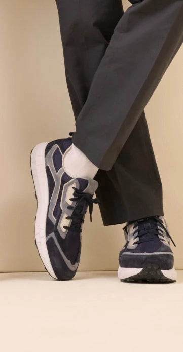 Mann mit blauen BÄR Sneaker