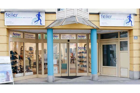 Foto der Außenansicht des Orthopädie-Schuhtechnikgeschäfts Feiler mit einladender Glasfront